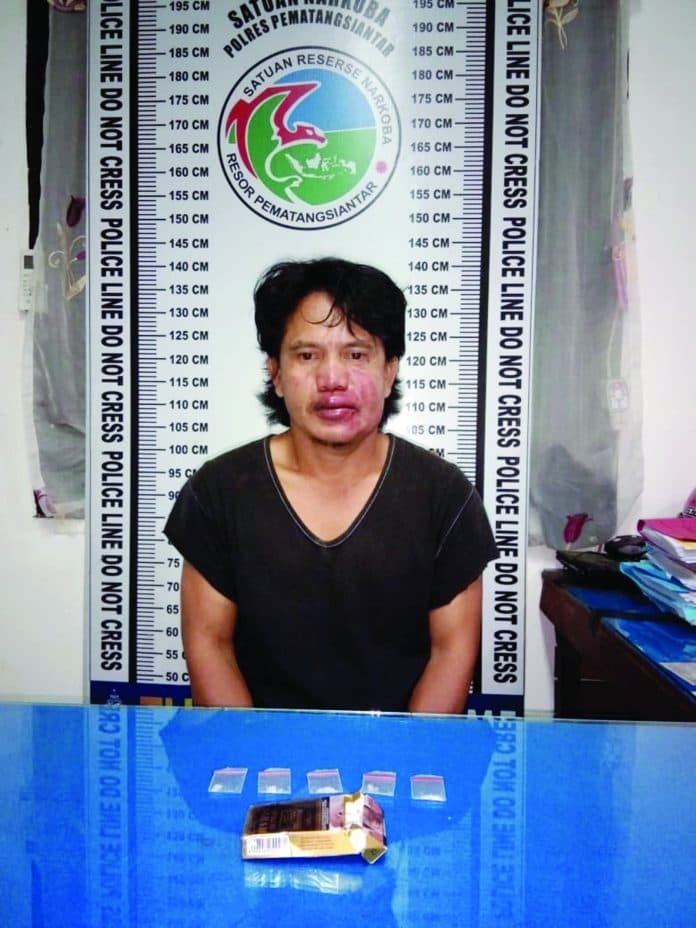 duduk_di_depan_kandang_ayam_syawaludin_ditangkap_satnarkoba_polres_siantar