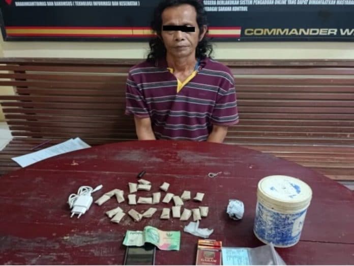 duduk_santai_di_warung_tuak_pemilik_23_paket_ganja_ditangkap_polsek_hutaimbaru