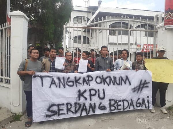 dugaan_pungli_oknum_kpu_sergai_massa_geruduk_kantor_kpu_sumut