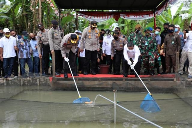 dukung_masyarakat_di_tengah_pandemi_kapoldasu_beri_bantuan_benih_ikan