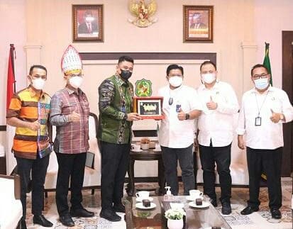 dukung_penghijauan_pt_jasa_raharja_berikan_20_pohon_tabebuya_ke_pemko_medan