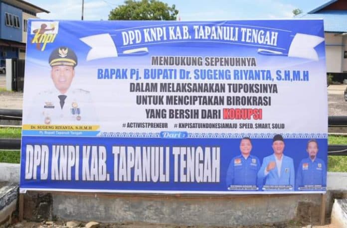 dukung_pj_bupati_tapteng_puluhan_papan_bunga_berjejer_di_depan_kantor_bupati