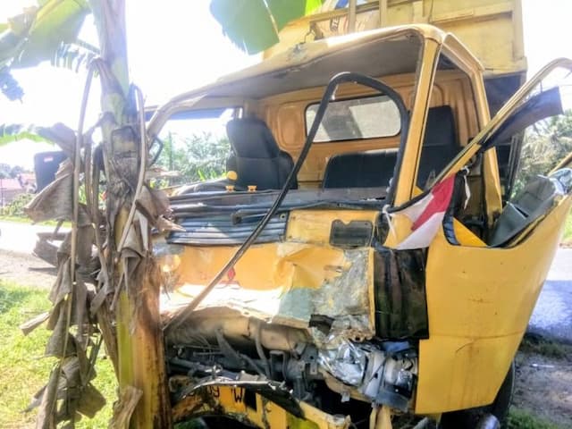 dump_truk_dan_cold_diesel_adu_kuat_di_jalinsum_batu_bara