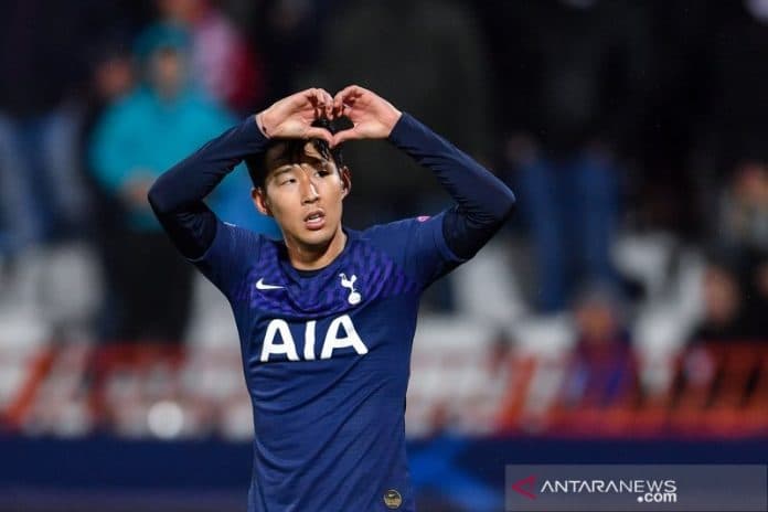 dwigol_son_bantu_spurs_tundukkan_red_star_dan_dekati_16_besar