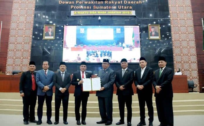 edy_dan_dprd_sumut_tanda_tangani_keputusan_bersama_ranperda_p_apbd_2023