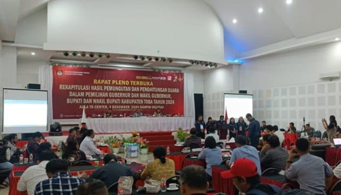 effendi_murphy_raih_suara_terbanyak_kpu_toba_saksi_paslon_keberatan