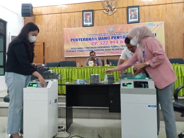 eks_dirut_pd_paus_herowhin_sinaga_kembalikan_kerugian_negara_rp522_juta