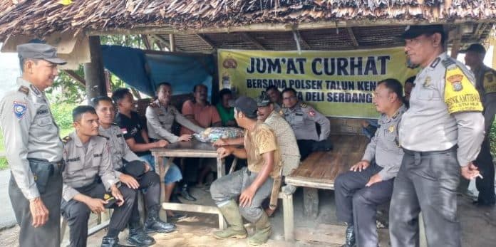 emak_emak_curhat_di_posko_bebas_narkoba_desa_sekip_polsek_talun_kenas_bagi_bagi_roti