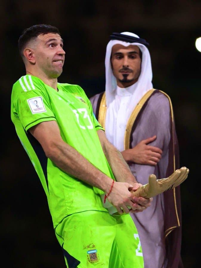 emiliano_martinez_kena_kecam_gara_gara_selebrasi_tak_senonoh