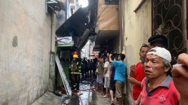 empat_rumah_di_medan_denai_terbakar_api_berasal_dari_rumah_kosong