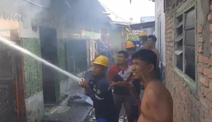 empat_rumah_kontrakan_di_jalan_mangga_kisaran_ludes_terbakar
