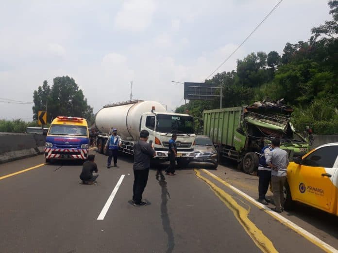 empat_tewas_dalam_tabrakan_beruntun_di_tol_cipularang