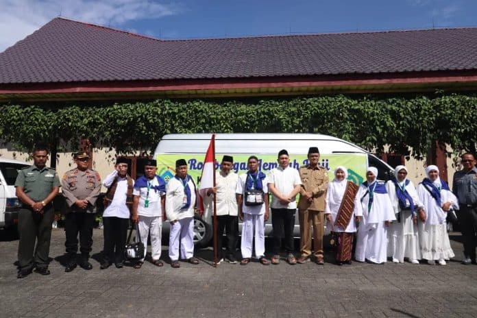 enam_jemaah_calon_haji_asal_kabupaten_pakpak_bharat_berangkat_ke_tanah_suci