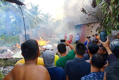 enam_rumah_semi_permanen_ludes_terbakar_di_asahan