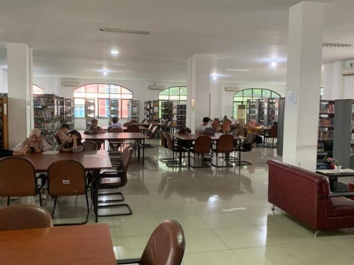 era_digitalisasi_animo_pembaca_masih_tinggi_di_perpustakaan