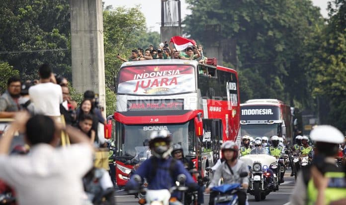 euforia_masyarakat_sambut_timnas_garuda_muda_menuju_bundaran_hi