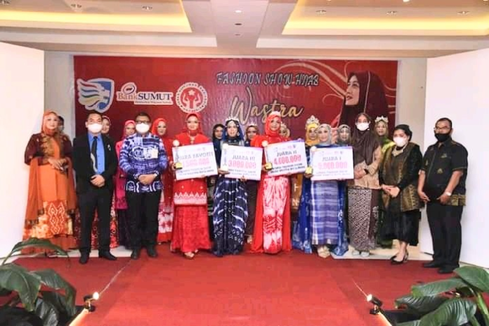 fashion_show_wastra_batu_bara_buktikan_potensi_desainer_lokal