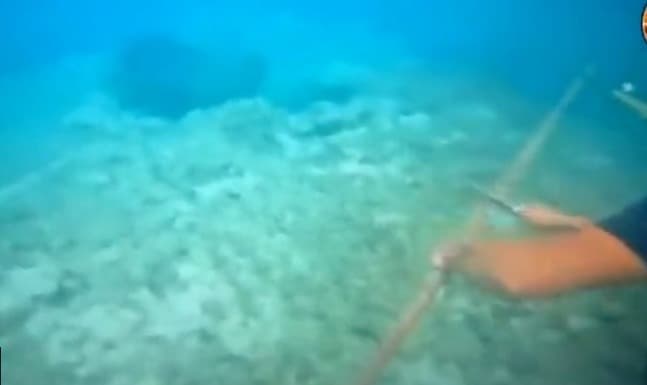 filipina_singkirkan_penghalang_terapung_yang_dipasang_tiongkok_di_laut_china_selatan