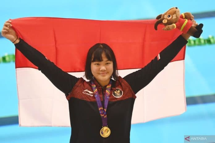 flairene_candrea_pembawa_bendera_indonesia_pada_defile_sea_games_2023