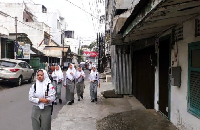 fokus_lensa_berangkat_ke_sekolah_di_pagi_hari