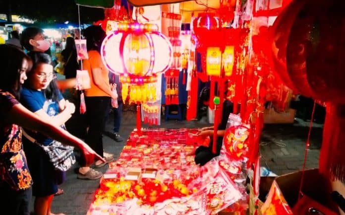 fokus_lensa_berburu_pernak_pernik_imlek_di_pasar_malam