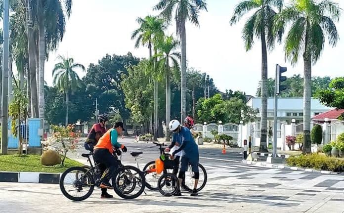 fokus_lensa_berselfie_dan_melintas_di_jalan_keramik_depan_rumah_dinas_gubernur_sumut