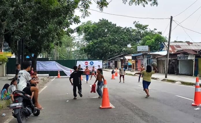 fokus_lensa_jalan_ditutup_saatnya_bebas_bermain