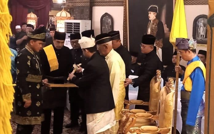 fokus_lensa_ketika_sultan_menganugerahkan_gelar_datuk_laksemana