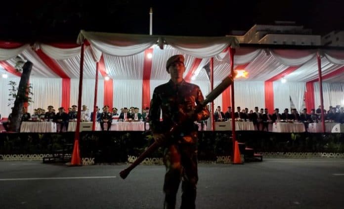 fokus_lensa_kirab_dan_pawai_obor_di_malam_tanpa_rembulan
