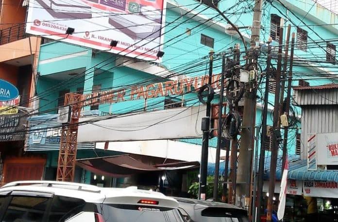 fokus_lensa_kumparan_hitam_yang_berkesan_kumuh_dan_semrawut