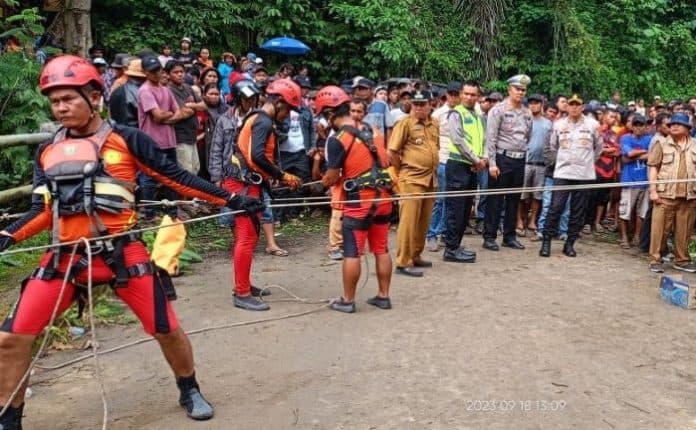 fokus_lensa_mencari_mobil_terjun_bebas_di_lau_renun_nan_deras