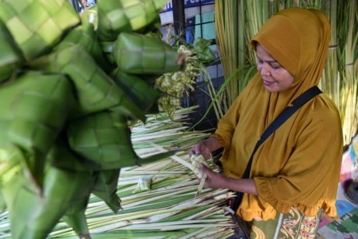 fokus_lensa_sarang_ketupat_laris_manis_jelang_idul_fitri