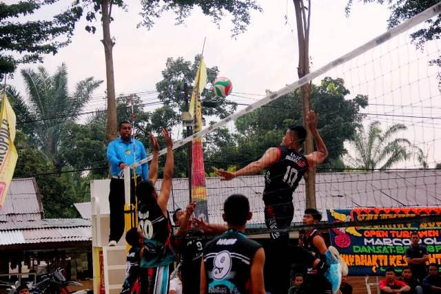 fokus_lensa_serba_serbi_pertandingan_partai_putrai_senior_turnamen_bola_voli_marcopolo_cup_piala_dansat_brimob_polda_sumut