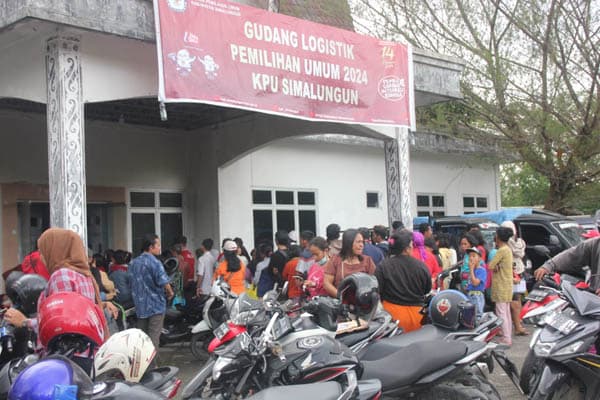 fokus_lensa_sortir_lipat_surat_suara_pemilu_2024_di_simalungun