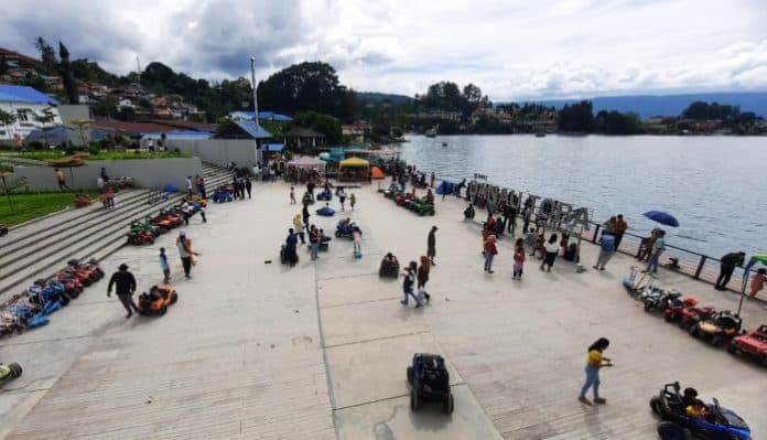 fokus_lensa_suasana_libur_tahun_baru_2024_di_parapat