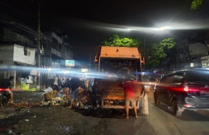 fokus_lensa_tak_lekang_oleh_waktu_siang_malam_mengangkut_sampah