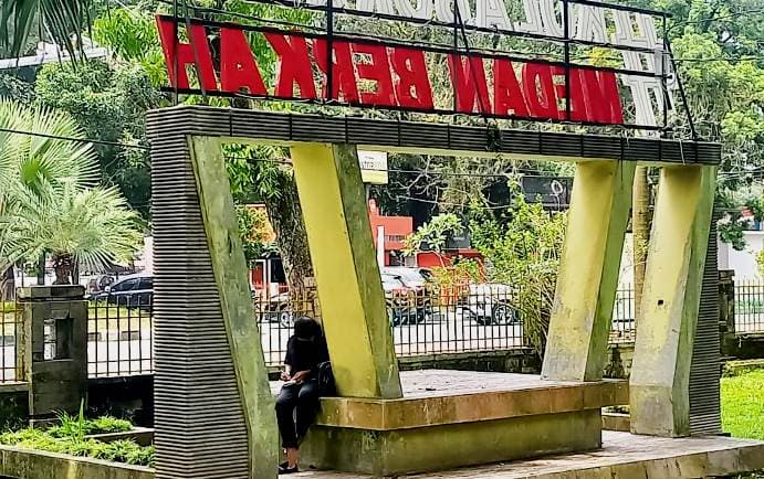 fokus_lensa_taman_ahmad_yani_tempat_warga_menumpang_teduh
