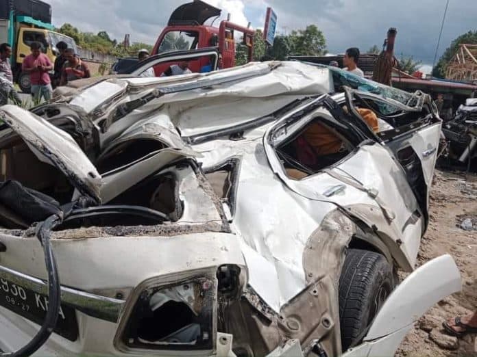 fortuner_tabrak_bus_bintang_utara_di_siborongborong