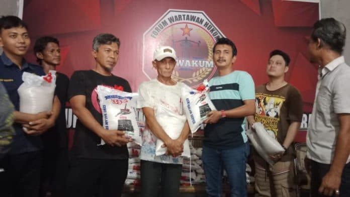 forwakum_sumut_bagikan_beras_kepada_petugas_parkir_dan_kebersihan