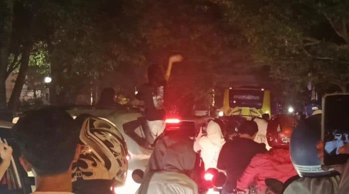 frustasi_akibat_macet_pengendara_rayakan_pergantian_tahun_dengan_adu_klakson