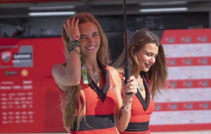 gadis_payung_jadi_salah_satu_penarik_bagi_fans_motogp_mandalika