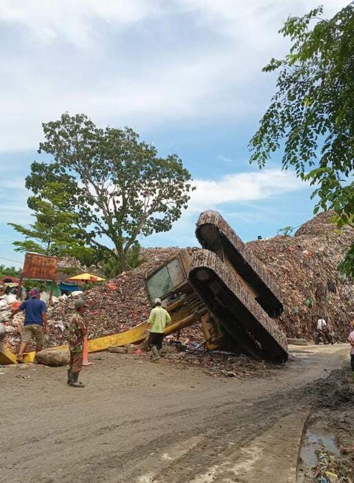 gagal_mendaki_gunung_sampah_di_tpa_excavator_dlh_siantar_terguling