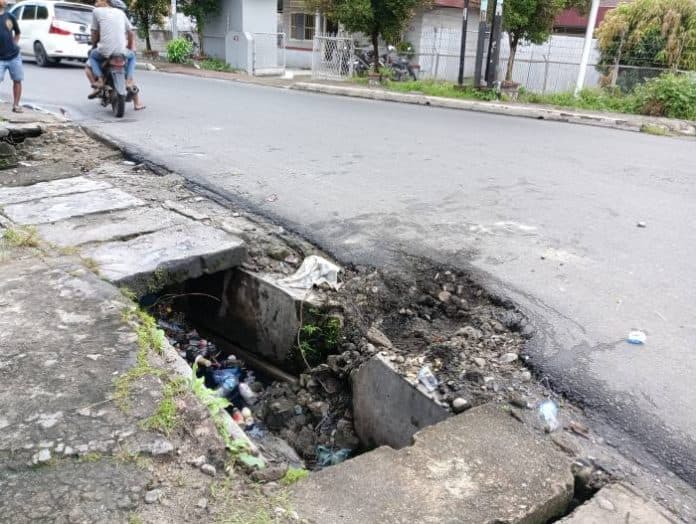 galian_perumda_tirtauli_tak_ditutup_truk_colt_diesel_terbalik_di_simpang_4_siantar