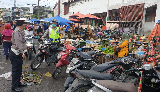 ganggu_fasilitas_umum_pedagang_kaki_lima_pasar_sukaramai_ditertibkan