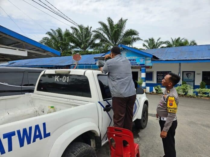 ganggu_pengendara_satlantas_polres_sergai_tutup_lampu_rotator