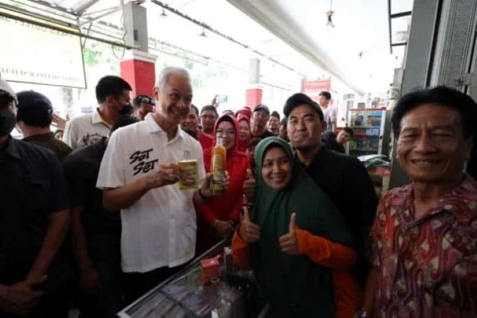 ganjar_beli_jamu_kuat_lelaki_kuda_laut_pedagang_biar_makin_strong_pak
