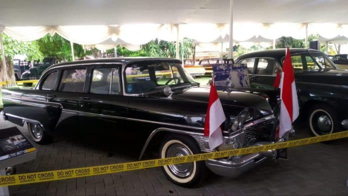ganjar_pranowo_dan_mahfud_md_pakai_mobil_sukarno_ke_kpu
