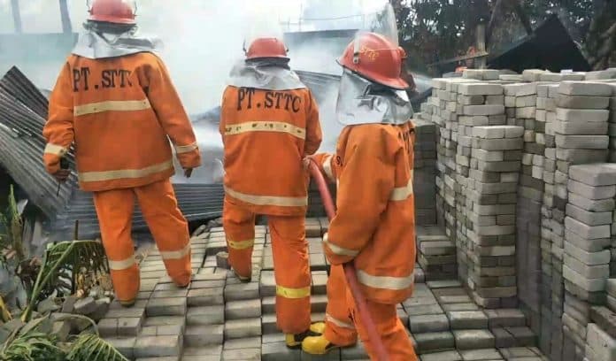 gara_gara_bakar_sampah_tumpukan_kayu_di_jalan_sumber_jaya_terbakar_dan_hebohkan_warga