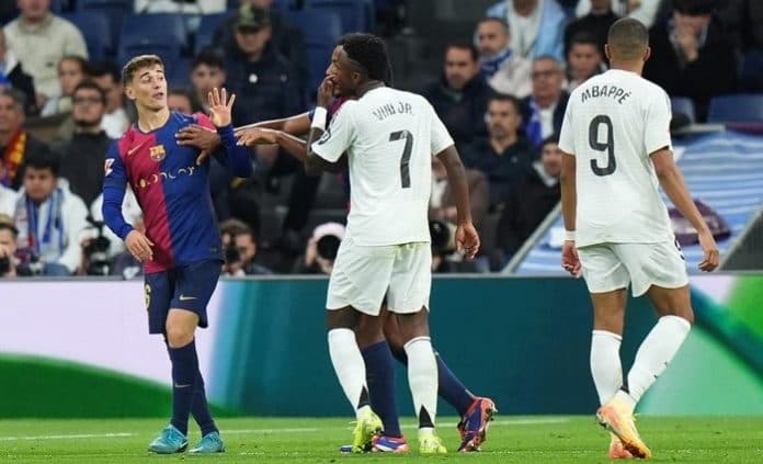 gavi_kirim_salam_4_jari_vinicius_balas_dengan_simbol_ballon_dor