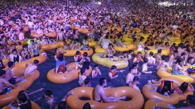 gawat_bab_di_kolam_renang_orang_tua_di_china_dituntut_rp32_juta